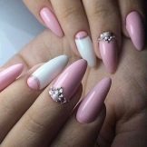 Манікюр в рожевому та білому кольорі (54 фото): ніжний дизайн нігтів омбре на напівпрозорий білому лаку, яскраві варіанти з малюнками