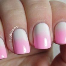 Манікюр в рожевому та білому кольорі (54 фото): ніжний дизайн нігтів омбре на напівпрозорий білому лаку, яскраві варіанти з малюнками