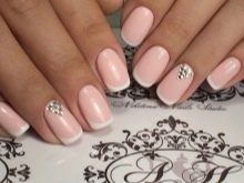 Манікюр в рожевому та білому кольорі (54 фото): ніжний дизайн нігтів омбре на напівпрозорий білому лаку, яскраві варіанти з малюнками