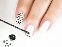 Манікюр з колами (28 фото): дизайн нігтів кольоровими колами, оригінальні ідеї оформлення