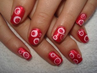 Манікюр з колами (28 фото): дизайн нігтів кольоровими колами, оригінальні ідеї оформлення