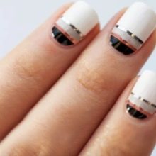 Манікюр з смужками-стрічками на короткі нігті (18 фото): варіанти дизайну. Як зробити цікаве оформлення за допомогою самоклеючих стрічок?
