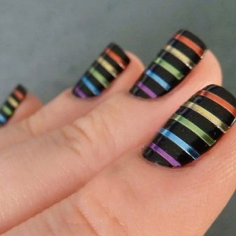 Манікюр з смужками-стрічками на короткі нігті (18 фото): варіанти дизайну. Як зробити цікаве оформлення за допомогою самоклеючих стрічок?