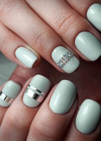 Манікюр з смужками-стрічками на короткі нігті (18 фото): варіанти дизайну. Як зробити цікаве оформлення за допомогою самоклеючих стрічок?