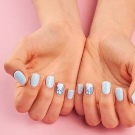 Манікюр з зайчиком (34 фото): дизайн нігтів з малюнком зайця на одному пальці