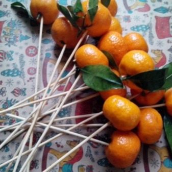 Мандарини в подарунок (17 фото): як красиво подарувати мандарини? Ідеї подарунків з мандаринів своїми руками