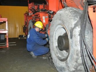 Машиніст ПДМ: посадові обов’язки в роботі з вантажно-доставочной машиною, кваліфікаційні вимоги по ЄТКД і профстандарту