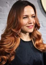 Медово-карамельний колір волосся (41 фото): як підібрати відтінки медової карамелі? Як пофарбувати короткі і довгі волосся?