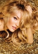 Медово-карамельний колір волосся (41 фото): як підібрати відтінки медової карамелі? Як пофарбувати короткі і довгі волосся?