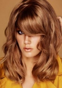 Медово-карамельний колір волосся (41 фото): як підібрати відтінки медової карамелі? Як пофарбувати короткі і довгі волосся?