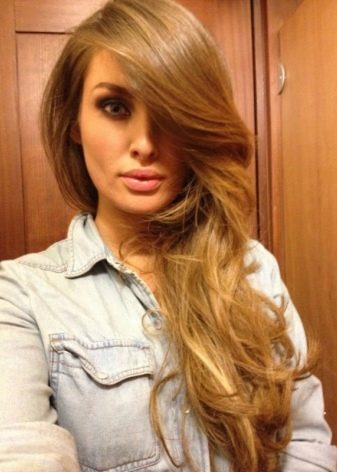 Медово-карамельний колір волосся (41 фото): як підібрати відтінки медової карамелі? Як пофарбувати короткі і довгі волосся?