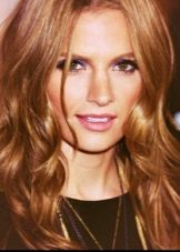 Медово-карамельний колір волосся (41 фото): як підібрати відтінки медової карамелі? Як пофарбувати короткі і довгі волосся?