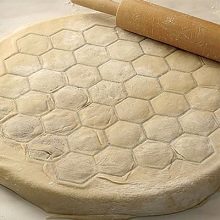 Механічні пельменницы: прес-форми для ліплення пельменів будинки та інші автоматичні домашні моделі