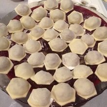 Механічні пельменницы: прес-форми для ліплення пельменів будинки та інші автоматичні домашні моделі