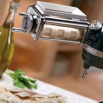 Механічні пельменницы: прес-форми для ліплення пельменів будинки та інші автоматичні домашні моделі