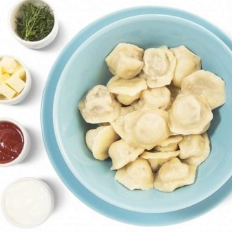 Механічні пельменницы: прес-форми для ліплення пельменів будинки та інші автоматичні домашні моделі