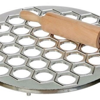 Механічні пельменницы: прес-форми для ліплення пельменів будинки та інші автоматичні домашні моделі