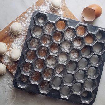 Механічні пельменницы: прес-форми для ліплення пельменів будинки та інші автоматичні домашні моделі