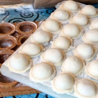 Механічні пельменницы: прес-форми для ліплення пельменів будинки та інші автоматичні домашні моделі