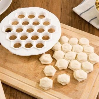 Механічні пельменницы: прес-форми для ліплення пельменів будинки та інші автоматичні домашні моделі