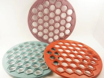 Механічні пельменницы: прес-форми для ліплення пельменів будинки та інші автоматичні домашні моделі