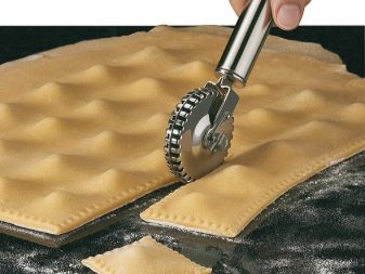 Механічні пельменницы: прес-форми для ліплення пельменів будинки та інші автоматичні домашні моделі