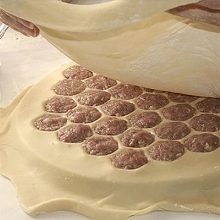 Механічні пельменницы: прес-форми для ліплення пельменів будинки та інші автоматичні домашні моделі