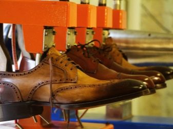 Механічний растяжитель для взуття: колодки і верстати для розтяжки взуття, дерев’яні розпірки та інші пристосування для збільшення розміру взуття