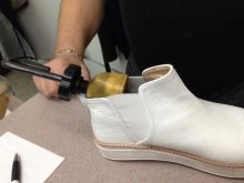 Механічний растяжитель для взуття: колодки і верстати для розтяжки взуття, дерев’яні розпірки та інші пристосування для збільшення розміру взуття