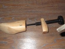 Механічний растяжитель для взуття: колодки і верстати для розтяжки взуття, дерев’яні розпірки та інші пристосування для збільшення розміру взуття