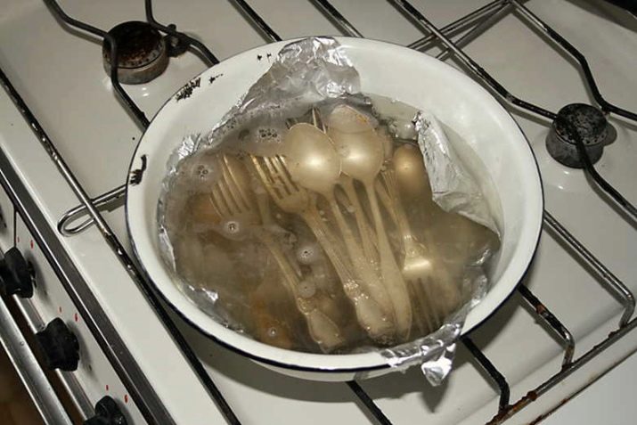 Мельхиоровая посуд: користь і шкода столового посуду з мельхіору. Чим її чистити в домашніх умовах? Що присутній у складі мельхіору, крім міді?