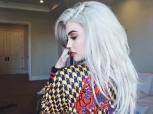 Металевий колір волосся (36 фото): сріблястий та сірий металік, платиновий метал і інші відтінки