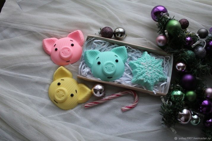 Мило ручної роботи на Новий рік (17 фото): як робити новорічне мило у формі Діда Мороза своїми руками?