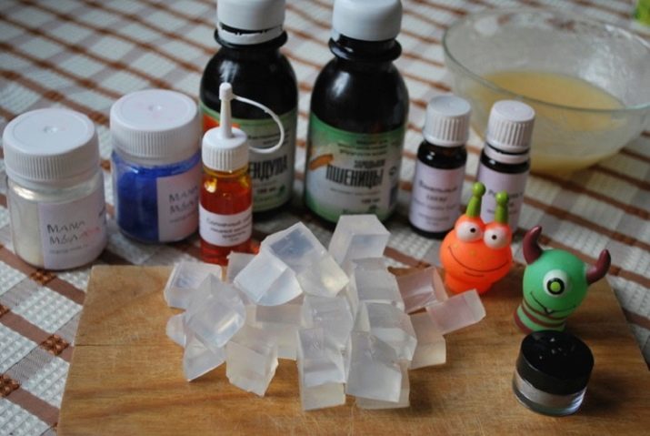 Мило ручної роботи на Новий рік (17 фото): як робити новорічне мило у формі Діда Мороза своїми руками?