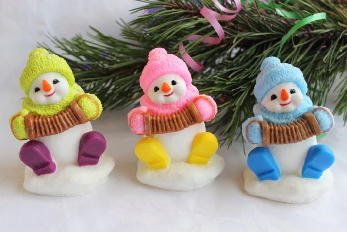 Мило ручної роботи на Новий рік (17 фото): як робити новорічне мило у формі Діда Мороза своїми руками?