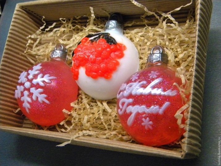 Мило ручної роботи на Новий рік (17 фото): як робити новорічне мило у формі Діда Мороза своїми руками?