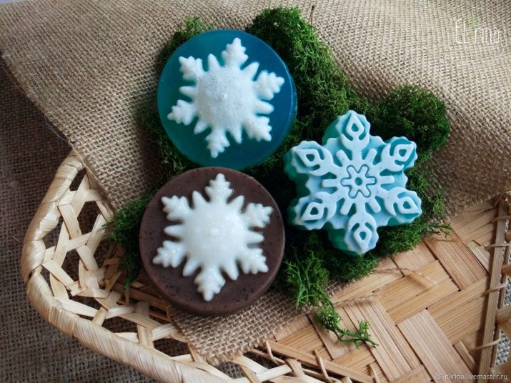 Мило ручної роботи на Новий рік (17 фото): як робити новорічне мило у формі Діда Мороза своїми руками?