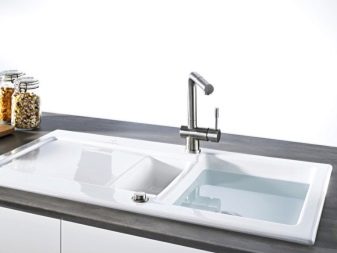Мийки для кухні Franke (17 фото): товщина металу в кухонних раковинах з нержавіючої сталі, врізні моделі і інші різновиди