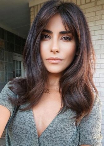 Молодіжні жіночі стрижки на середні волосся (27 фото): модні і красиві зачіски для молодих дівчат з волоссям середньої довжини