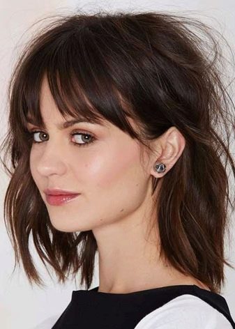 Молодіжні жіночі стрижки на середні волосся (27 фото): модні і красиві зачіски для молодих дівчат з волоссям середньої довжини