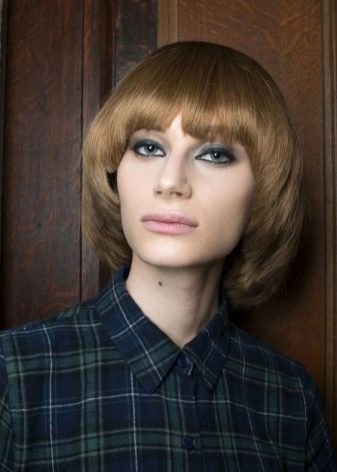 Молодіжні жіночі стрижки на середні волосся (27 фото): модні і красиві зачіски для молодих дівчат з волоссям середньої довжини