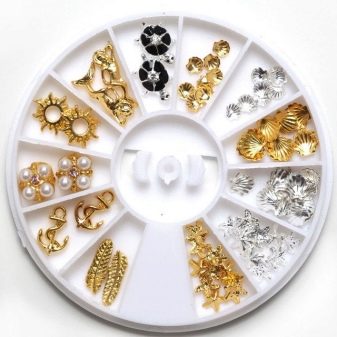 Морської педикюр (54 фото): дизайн в морському стилі 2020, модні літні тенденції декору з морськими зірками