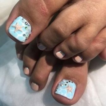 Морської педикюр (54 фото): дизайн в морському стилі 2020, модні літні тенденції декору з морськими зірками