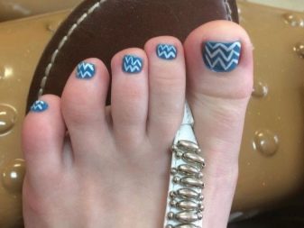 Морської педикюр (54 фото): дизайн в морському стилі 2020, модні літні тенденції декору з морськими зірками