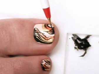 Морської педикюр (54 фото): дизайн в морському стилі 2020, модні літні тенденції декору з морськими зірками