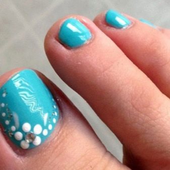 Морської педикюр (54 фото): дизайн в морському стилі 2020, модні літні тенденції декору з морськими зірками