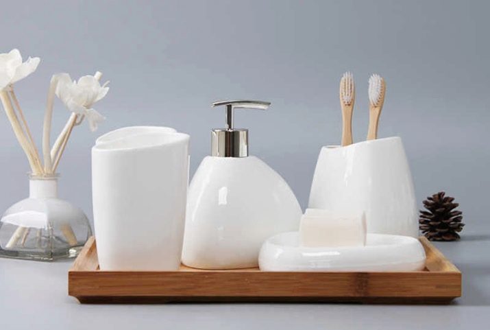 Набір для ванної кімнати: мильниці і склянки для зубних щіток, інші приналежності. Як вибрати набір для ванної?