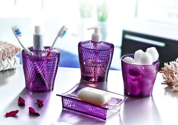 Набір для ванної кімнати: мильниці і склянки для зубних щіток, інші приналежності. Як вибрати набір для ванної?