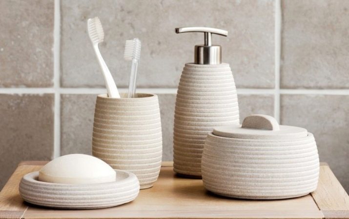 Набір для ванної кімнати: мильниці і склянки для зубних щіток, інші приналежності. Як вибрати набір для ванної?