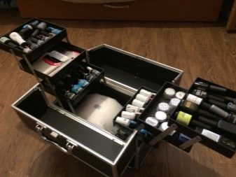 Набір косметики для макіяжу у валізці: різновиди б’юті-кейсів для жінок, професійні косметичні набори у валізі для дівчат